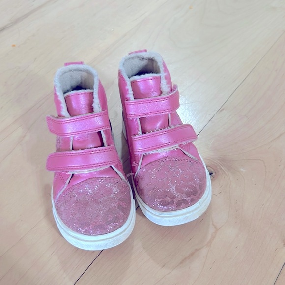 Toddler UGGs size 7 - Picture 1 of 5